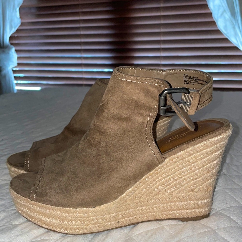 Universal Thread Size 7 1/2 espadrille wedges